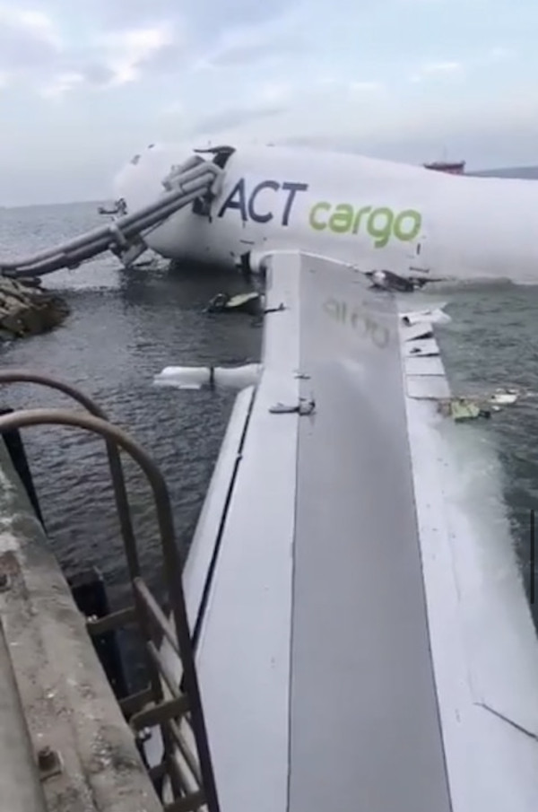 貨機降落香港機場衝落海釀2死 機管局：墮海前無發求救訊號