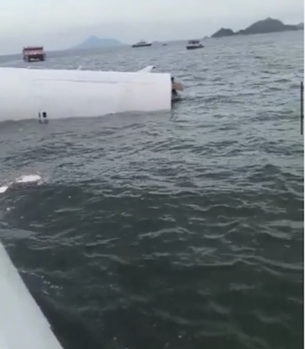 貨機降落香港機場衝落海釀2死 機管局：墮海前無發求救訊號