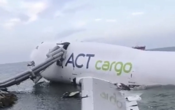 貨機降落香港機場衝落海釀2死 機管局：墮海前無發求救訊號