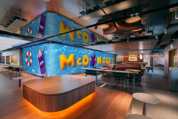 麥當勞期間限定滑嘟嘟主題店！$1滑嘟嘟奶昔回歸！滑嘟嘟限量潮物即日開搶！