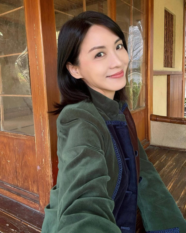 51歲陳煒大送秋波激罕晒超邪惡泳衣照！中門大開胸形畢露震撼網民眼球