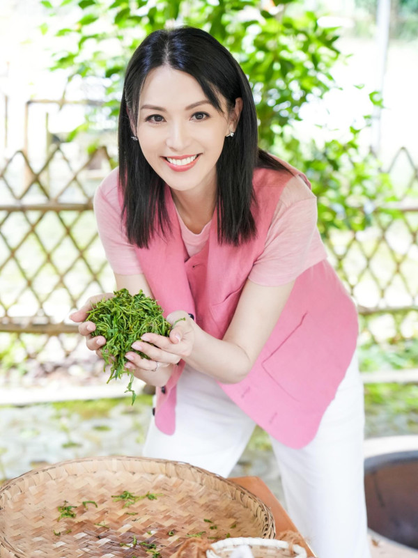 51歲陳煒大送秋波激罕晒超邪惡泳衣照！中門大開胸形畢露震撼網民眼球