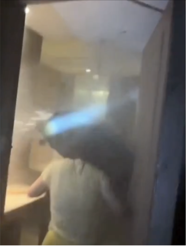 住客掛衣服在消防花灑 觸動灑水系統流出十噸水(圖片:安徽經視)