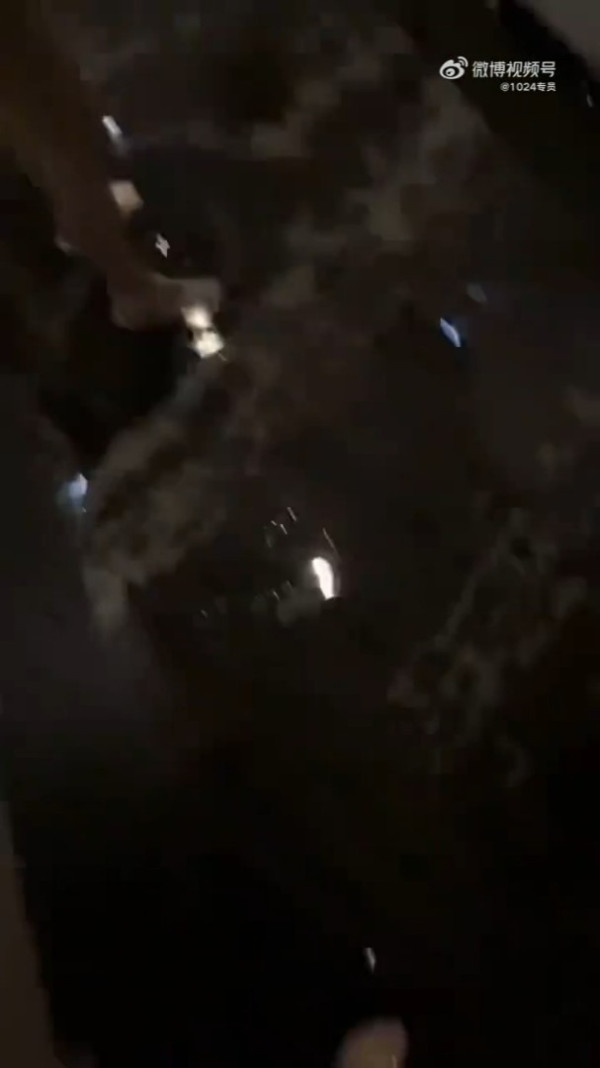 住客掛衣服在消防花灑 觸動灑水系統流出十噸水(圖片:安徽經視)