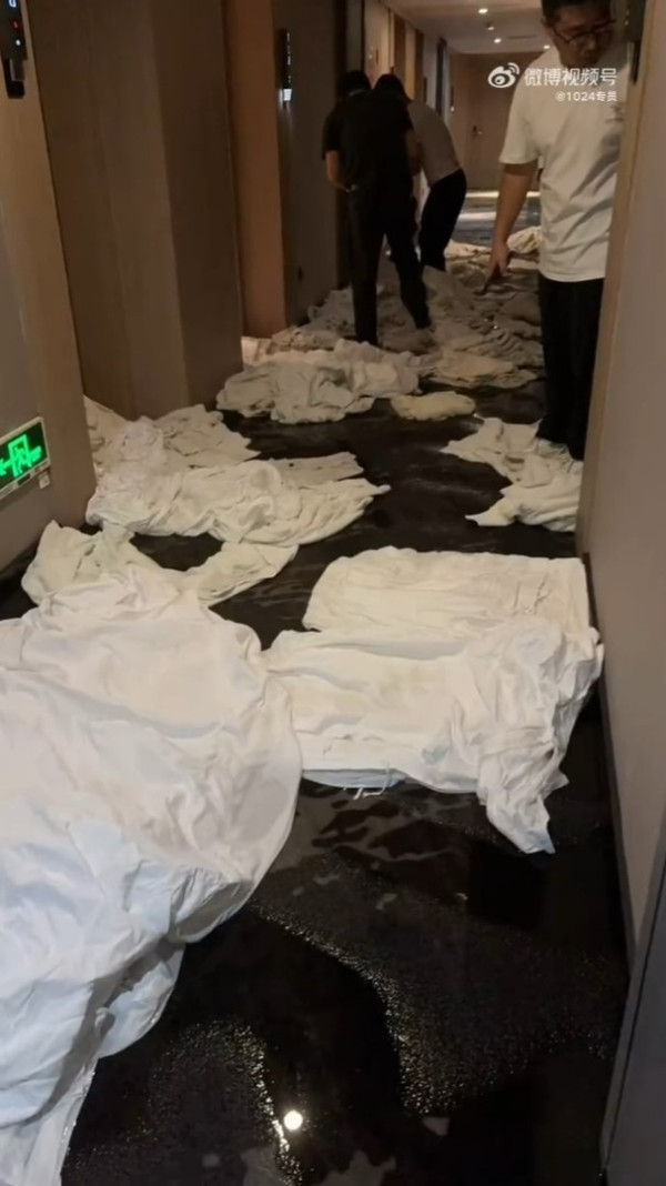 住客掛衣服在消防花灑 觸動灑水系統流出十噸水(圖片:安徽經視)