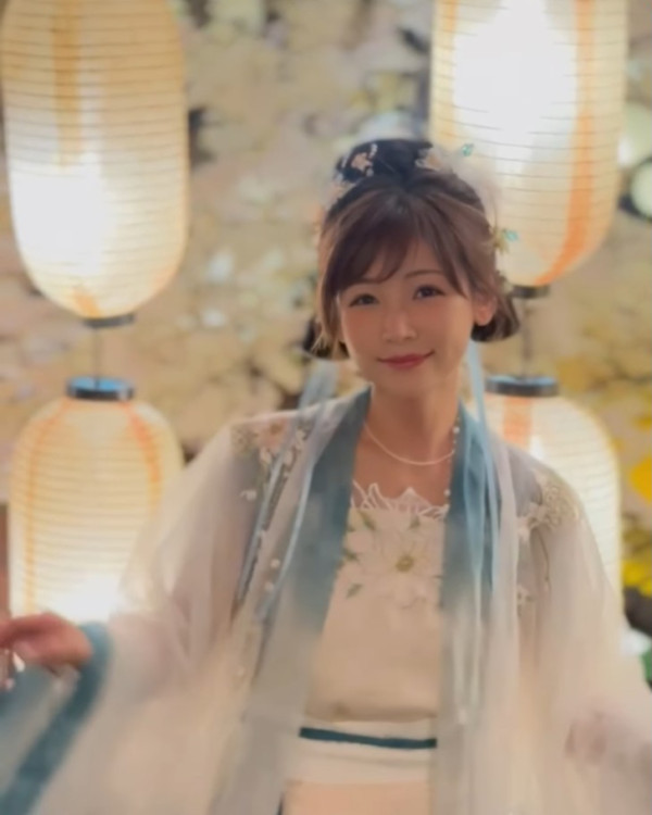 離巢TVB新婚人妻罕晒泳衣照蜜桃臀騷擾老公 前凸後翹S字型火辣身材震撼眼球