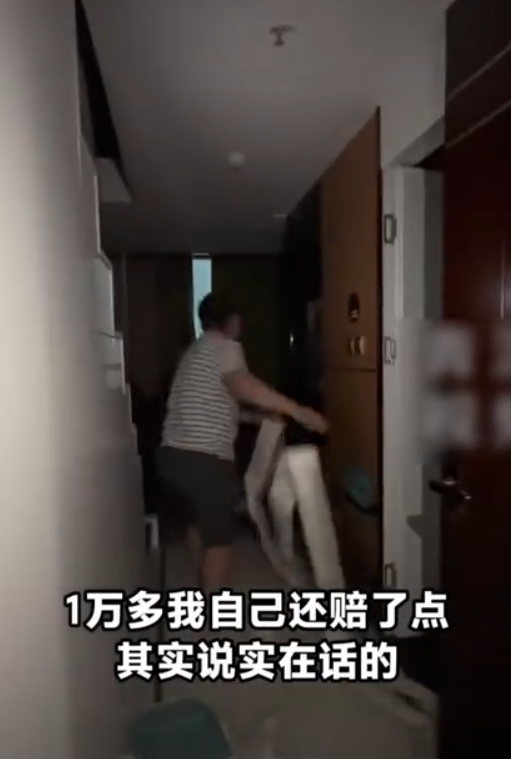 住客掛衣服在消防花灑 觸動灑水系統流出十噸水(圖片:安徽經視)