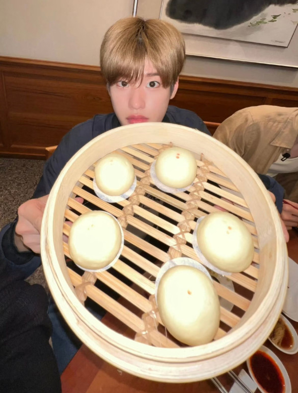 你還用Yeah手勢？Gen Z必學6大影相pose拍出隨性高級感！偶像同款Y2K風、食物相教學
