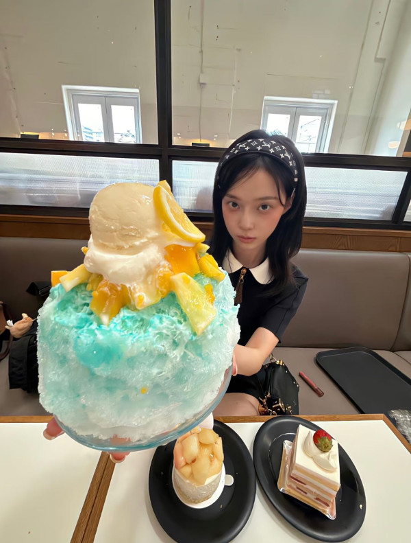 你還用Yeah手勢？Gen Z必學6大影相pose拍出隨性高級感！偶像同款Y2K風、食物相教學
