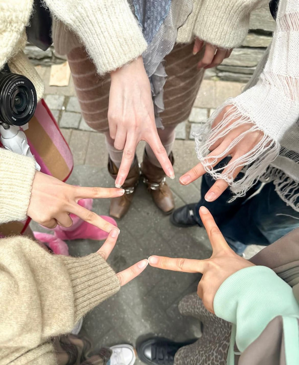 你還用Yeah手勢？Gen Z必學6大影相pose拍出隨性高級感！偶像同款Y2K風、食物相教學