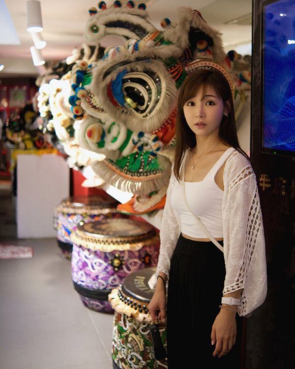 離巢TVB新婚人妻罕晒泳衣照蜜桃臀騷擾老公 前凸後翹S字型火辣身材震撼眼球