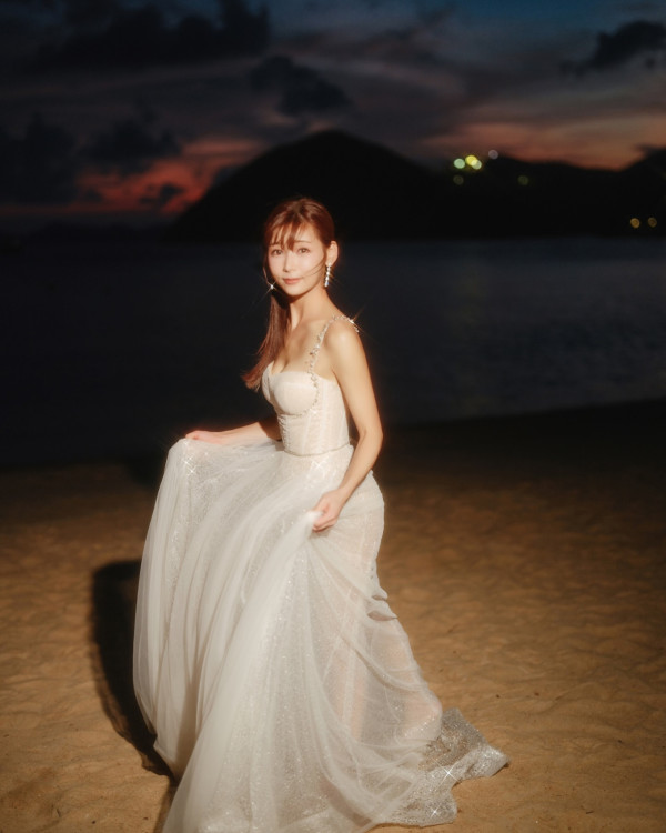 離巢TVB新婚人妻罕晒泳衣照蜜桃臀騷擾老公 前凸後翹S字型火辣身材震撼眼球