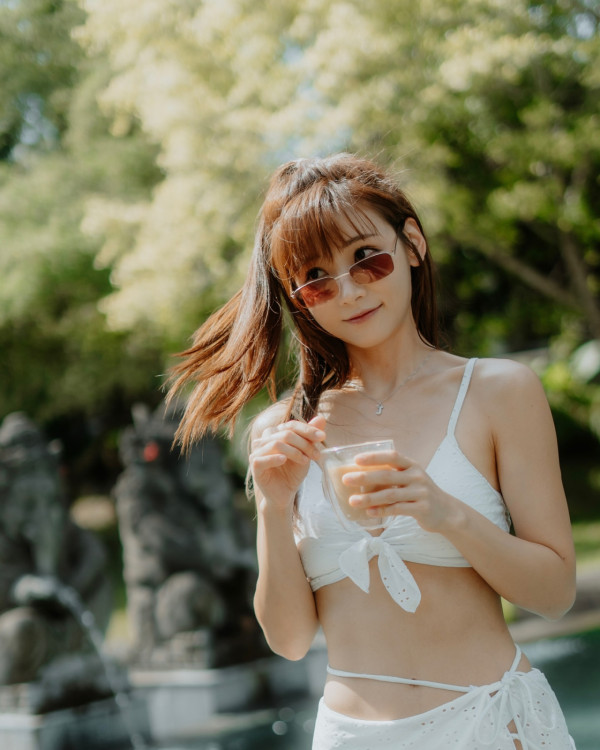 離巢TVB新婚人妻罕晒泳衣照蜜桃臀騷擾老公 前凸後翹S字型火辣身材震撼眼球