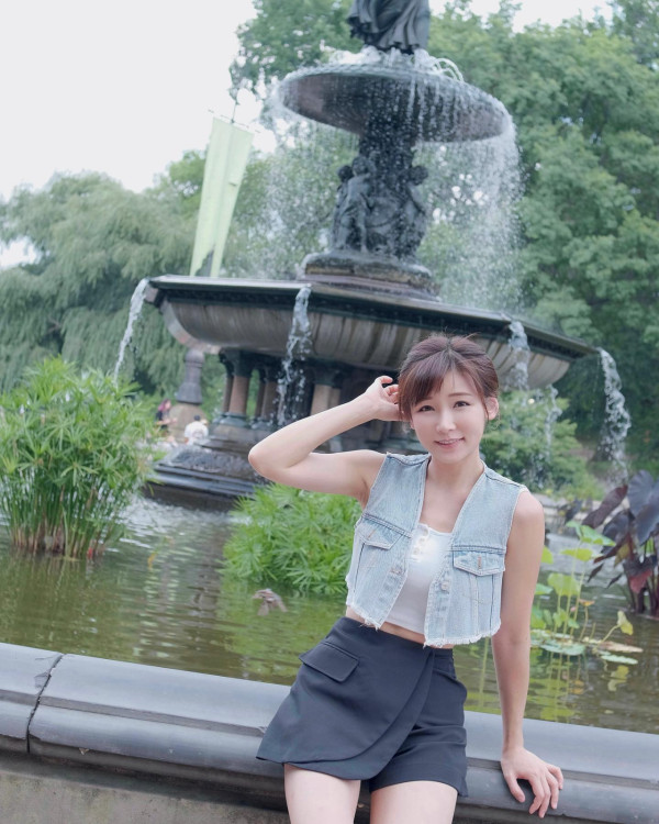 離巢TVB新婚人妻罕晒泳衣照蜜桃臀騷擾老公 前凸後翹S字型火辣身材震撼眼球