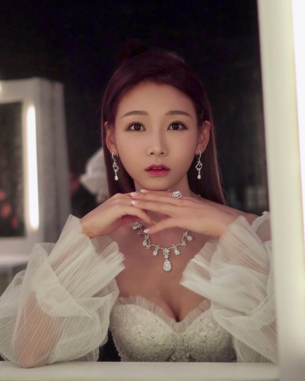 離巢TVB新婚人妻罕晒泳衣照蜜桃臀騷擾老公 前凸後翹S字型火辣身材震撼眼球