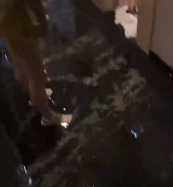 住客掛衣服在消防花灑 觸動灑水系統流出十噸水(圖片:安徽經視)