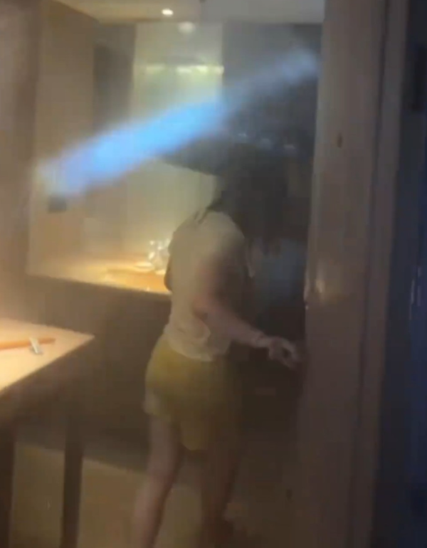 住客掛衣服在消防花灑 觸動灑水系統流出十噸水(圖片:安徽經視)