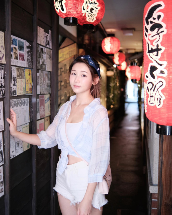 離巢TVB新婚人妻罕晒泳衣照蜜桃臀騷擾老公 前凸後翹S字型火辣身材震撼眼球