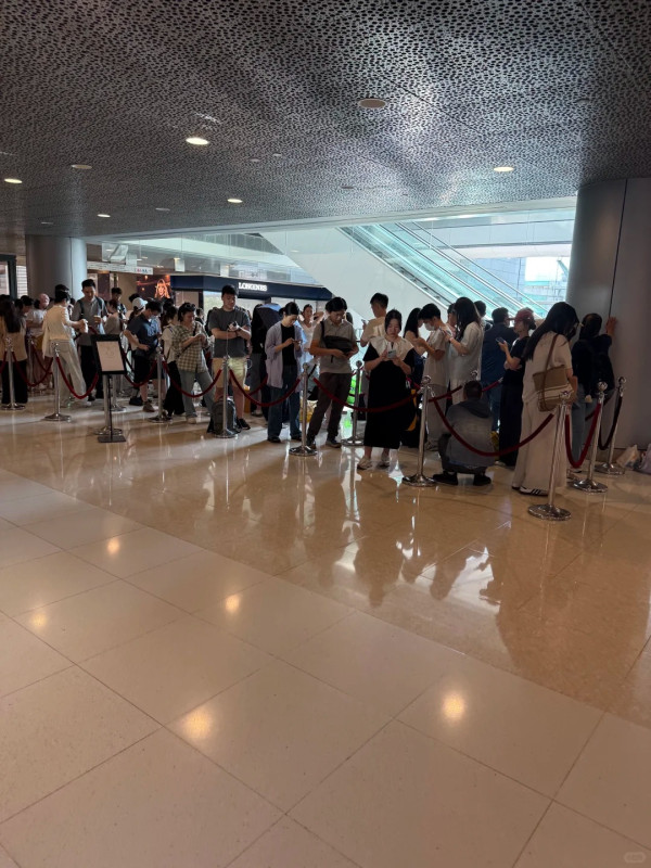 香港搶金潮！內地客/年輕人排爆老舖買「窮人三件套」抗通脹？小紅書Top 10爆款黃金排行榜
