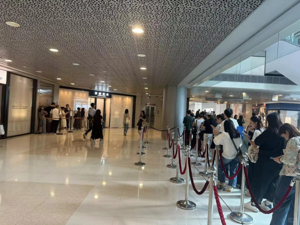 香港湧現「買金潮」老舖黃金排長龍！大媽清晨5時現身搶排第1買金器 網民分析原因