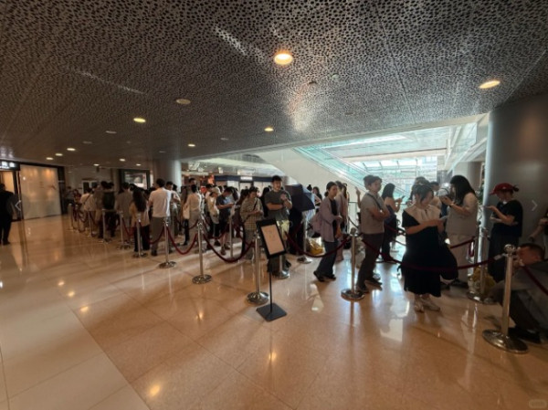 香港湧現「買金潮」老舖黃金排長龍！大媽清晨5時現身搶排第1買金器 網民分析原因
