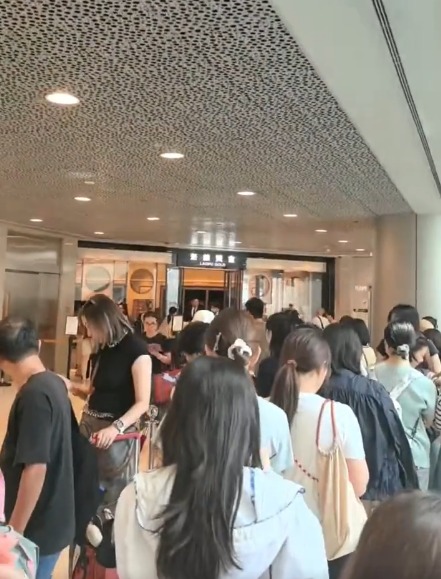 香港湧現「買金潮」老舖黃金排長龍！大媽清晨5時現身搶排第1買金器 網民分析原因