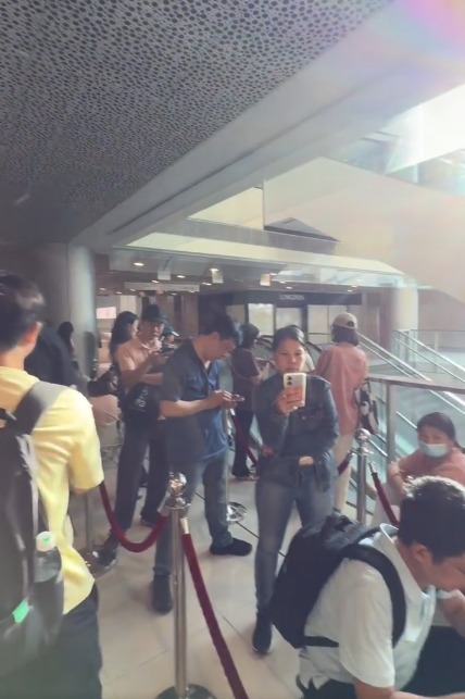 香港湧現「買金潮」老舖黃金排長龍！大媽清晨5時現身搶排第1買金器 網民分析原因