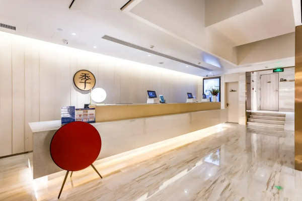 北上注意！內地女住連鎖酒店驚見花灑沾糞 酒店竟提議清洗花灑續住 