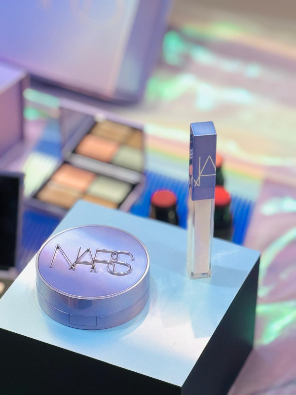 COSMIC LIGHT REFLECTING原生光精華氣墊粉底 HK$480 [節日限量版] GLEAM AFTERGLOW唇彩 HK$260