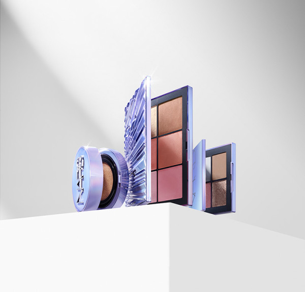 COSMIC LIGHT REFLECTING™原生光精華氣墊粉底 HK$480 [節日限量版] ETHEREAL AURA 胭脂組合 – NEW REALM HK$520 [節日限量版] SOLARIS四色眼影 HK$440