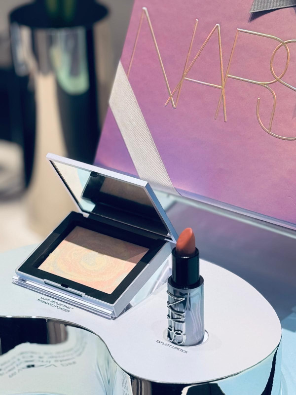 IRIS VAN HERPEN X NARS LIGHT REFLECTING™ 原生光幻彩蜜粉 HK$370 IRIS VAN HERPEN X NARS EXPLICIT赤吻緞光唇膏 HK$330