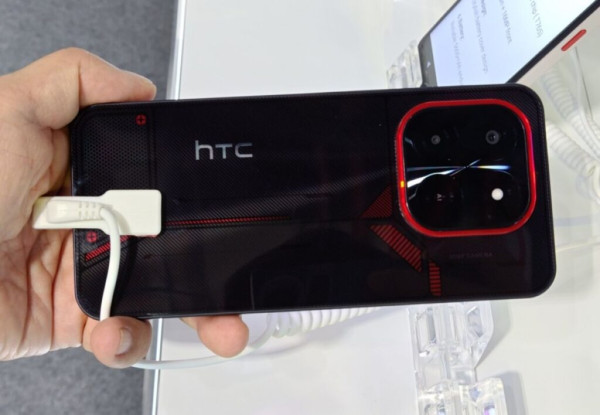 HTC 智能手機重生 Wildfire 三防設計回歸杜拜亮相