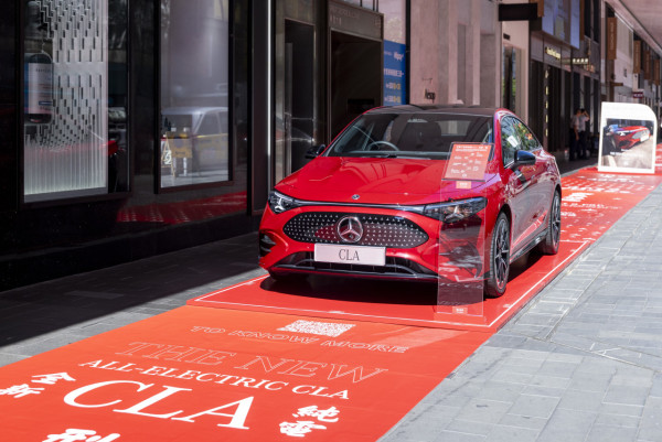 平治純電 CLA 銅鑼灣街頭展出 限定咖啡店、多項表演同步登場