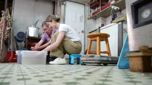 胡定欣罕有自揭屋企三代經營海味店 鏡頭前落淚自責一句「唔知」好愧疚