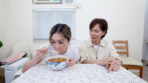 胡定欣罕有自揭屋企三代經營海味店 鏡頭前落淚自責一句「唔知」好愧疚