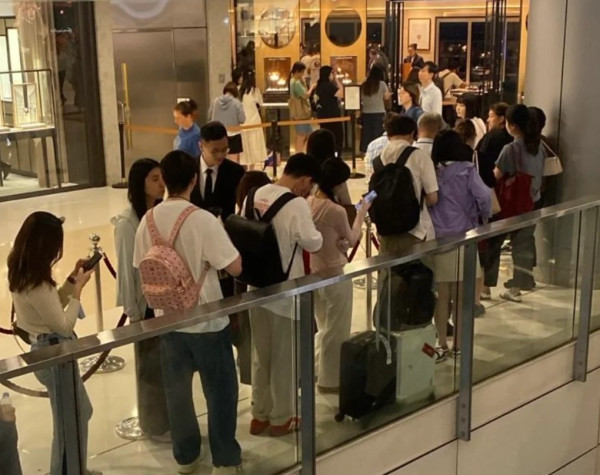 香港湧現「買金潮」老舖黃金排長龍！大媽清晨5時現身搶排第1買金器 網民分析原因