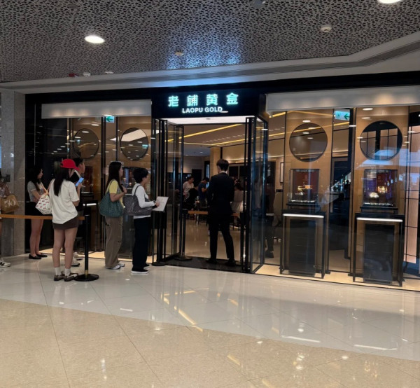 香港搶金潮！內地客/年輕人排爆老舖買「窮人三件套」抗通脹？小紅書Top 10爆款黃金排行榜