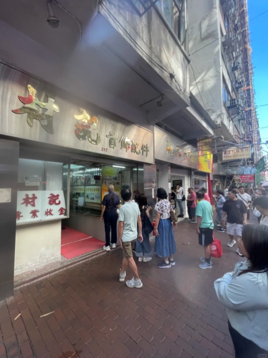 香港搶金潮！內地客/年輕人排爆老舖買「窮人三件套」抗通脹？小紅書Top 10爆款黃金排行榜
