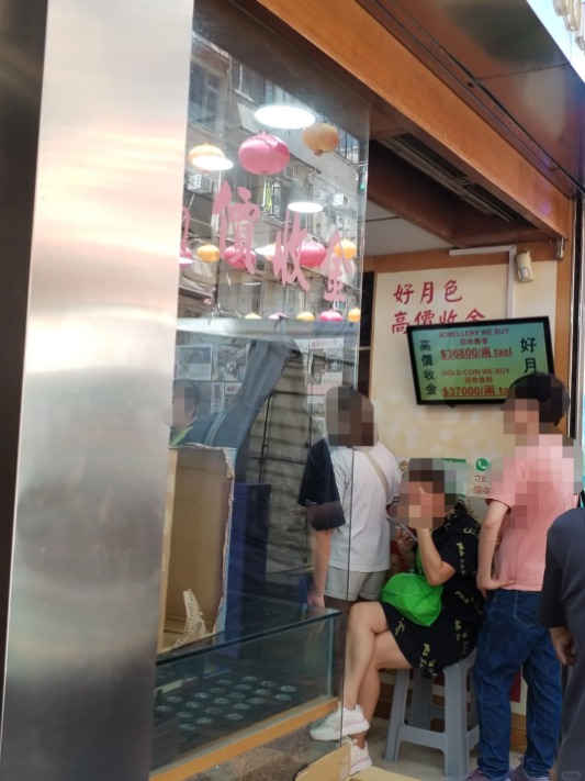 香港湧現「買金潮」老舖黃金排長龍！大媽清晨5時現身搶排第1買金器 網民分析原因