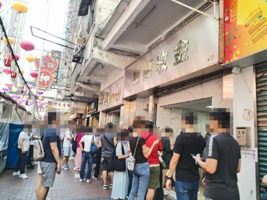 香港湧現「買金潮」老舖黃金排長龍！大媽清晨5時現身搶排第1買金器 網民分析原因