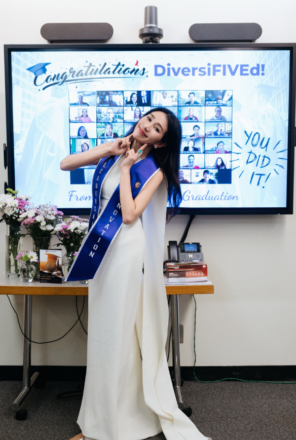 圖片來源：微博@SabrinaHo何超盈