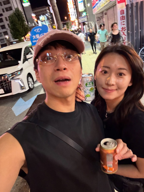 吳業坤燭光晚餐甜賀日籍太太31歲生日放閃 愛妻素顏上陣晒零瑕疵真面目