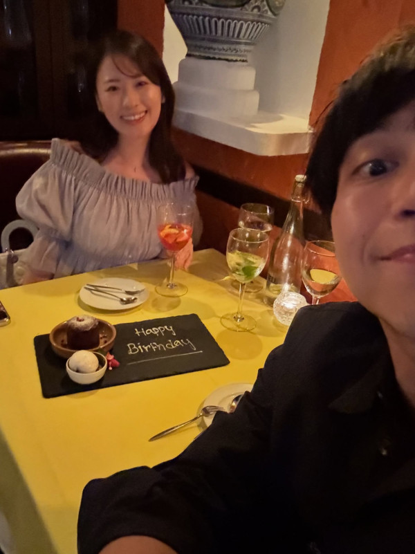 吳業坤燭光晚餐甜賀日籍太太31歲生日放閃 愛妻素顏上陣晒零瑕疵真面目