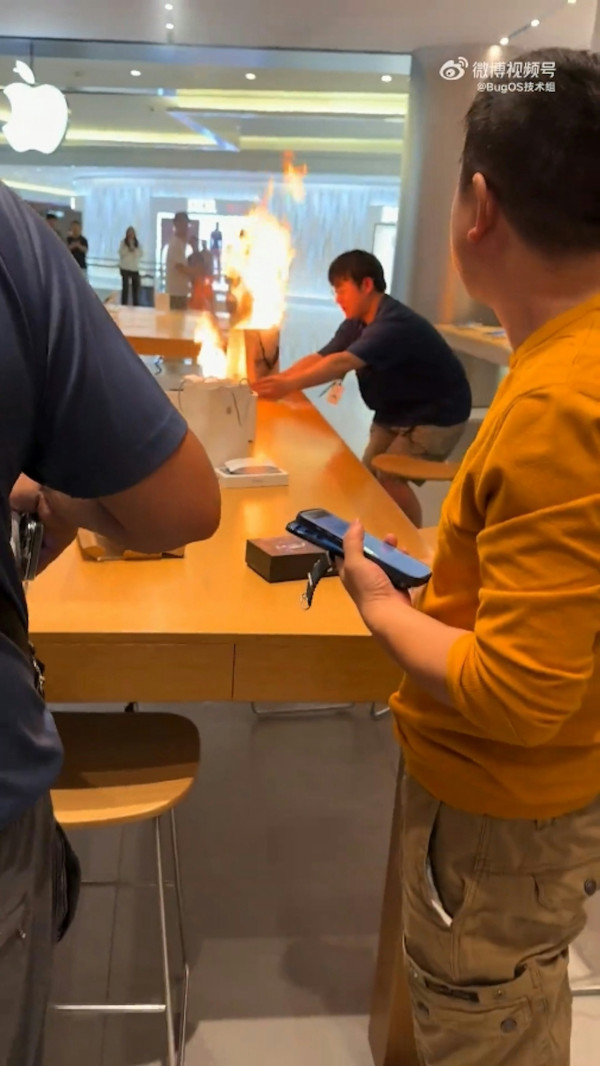 Apple Store紙袋自燃起火 巨型火舌引顧客圍觀 袋中一物引起火災