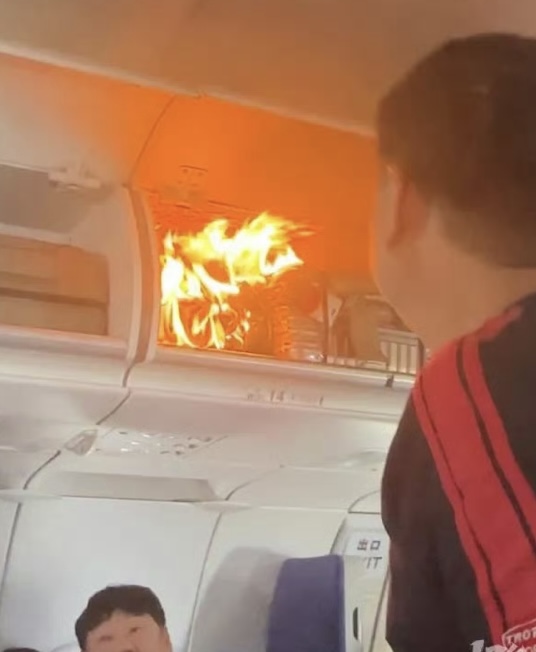 國航客機充電器空中自燃(圖片: 微博)