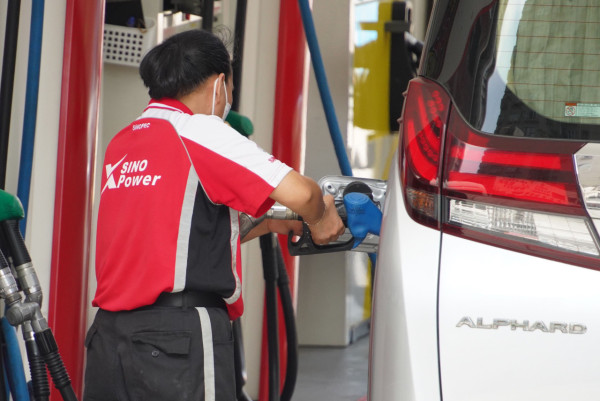 油站打呔氣收呢個價 網民熱議收費公告 撐做法合情合理？