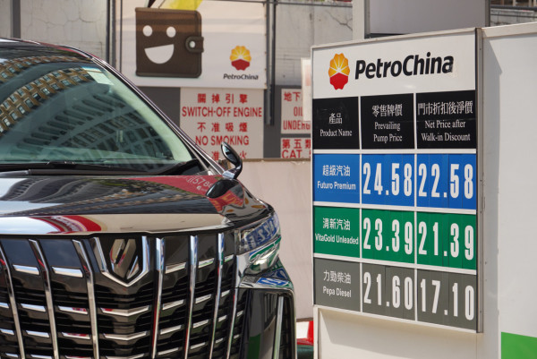 油站打呔氣收呢個價 網民熱議收費公告 撐做法合情合理？