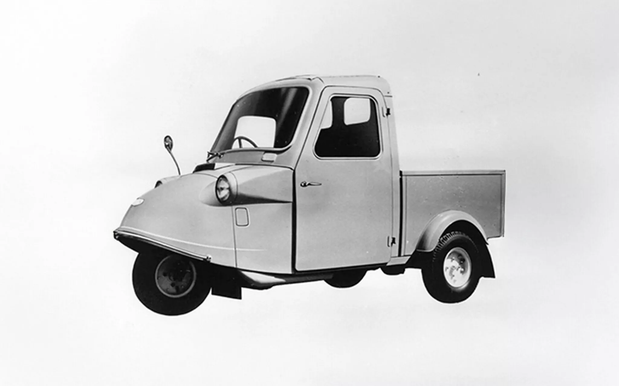 Daihatsu 經典三輪迷你車 Midget 電動回歸 中央駕駛座、直升機風擋超懷舊