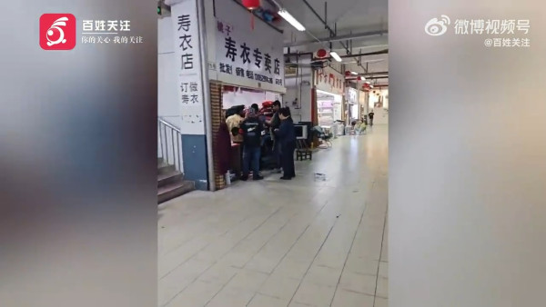 內地壽衣店驚見大批外國人試穿購買 店主親揭真正原因：一場烏龍 