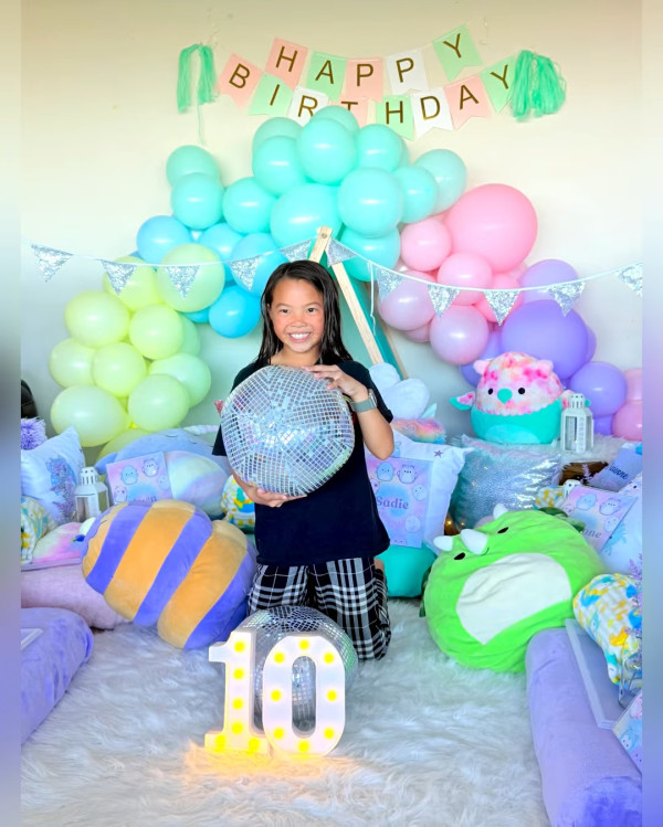 三料港姐冠軍近況激罕曝光為10歲愛女慶生！息影逾20年定居美國不再留戀娛樂圈
